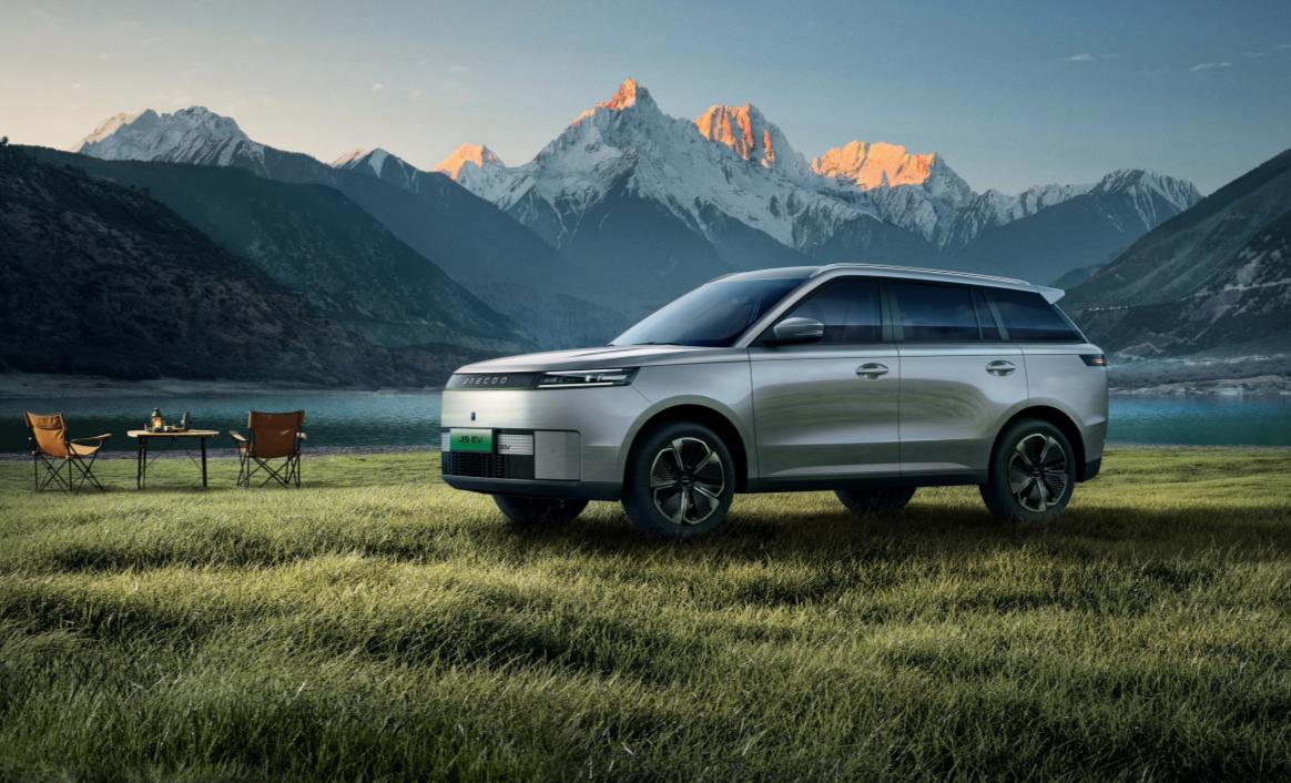 JAECOO 5 EV vor einer Berglandschaft